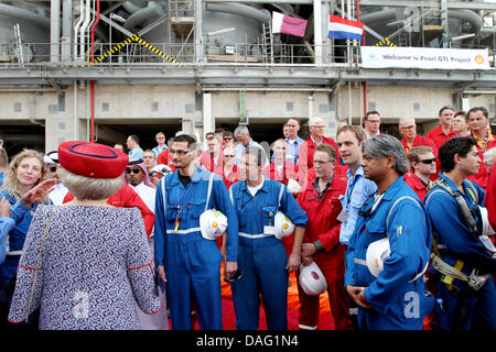 Queen Beatrix visits Ras Laffan Industrial City during a visit to Doha, Qatar, 10 March 2011. Photo: Patrick van Katwijk Stock Photo