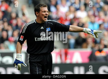Hamburg's goalkeeper Frank Rost gestures instructions to his teammates on the pitch during the Bundesliga soccer match between FC Bayern Munich and Hamburger SV at the Allianz Arena in Munich, Germany, 12 March 2011. Bayern Munich won 6-0. Photo: Tobias Hase Stock Photo