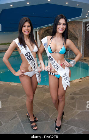 Leslie Braumann representing Germany (L) and Juliete de Pieri representing Brazil pose during photo call on  the '18th Top Model of the World' in Balm, Germany, 14 March 2011. More than 40 women compete for the title and a contract with World Beauty Organisation at the beauty pageant on 16 March. Photo: STEFAN SAUER Stock Photo