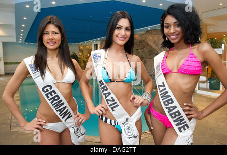 (L-R) Leslie Braumann representing Germany, Juliete de Pieri representing Brazil and Venessa Sibanda representing Zimbabwe pose during photo call on  the '18th Top Model of the World' in Balm, Germany, 14 March 2011. More than 40 women compete for the title and a contract with World Beauty Organisation at the beauty pageant on 16 March. Photo: STEFAN SAUER Stock Photo