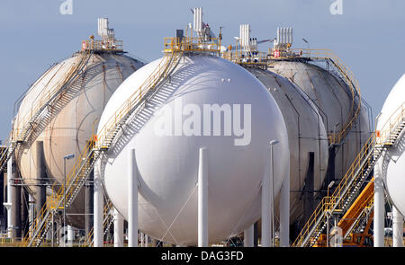 A file picture dated 19 October 2010 shows the round tanks of the ConocoPhilipps refinery in Wilhelmshaven, Germany. Oil prices are rising. On 7 March 2011, a barrel (159 liters) cost 117,22 US Dollars. Photo: Ingo Wagner Stock Photo