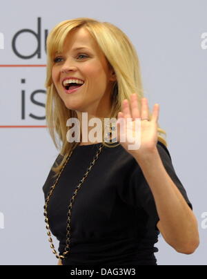 US actress Reese Witherspoon smiles during a photocall to promote her new film 'How do You know' in Berlin, Germany, 19 January 2011. Photo: Soeren Stache Stock Photo