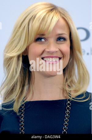 US actress Reese Witherspoon smiles during a photocall to promote her new film 'How do You know' in Berlin, Germany, 19 January 2011. Photo: Soeren Stache Stock Photo