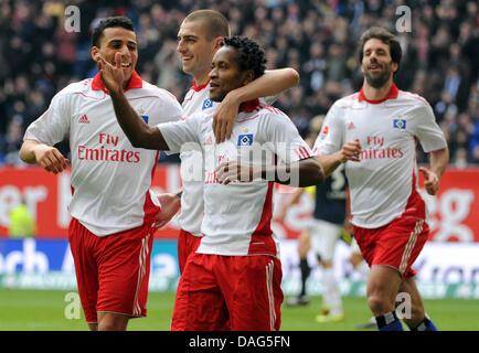 Hamburg's Aenis Ben-Hatira (l-r), Mladen Petric, goal scorer Ze Roberto, and Ruud van Nistelrooy cheer with teammates after the 6-1 goal during a German Bundesliga match of Hamburger SV versus 1. FC Cologne in Hamburg, Germany, 19 March 2011. Photo: Angelika Warmuth Stock Photo