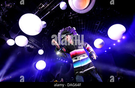 The singer of the UK band Jamiroquai, Jay Kay, performs on stage at O2 World concert arena in Hamburg, Germany, 21 March 2011. In the course of their 'Rock Durst Light Star Tour', the band will also perform in Munich, Stuttgart, Berlin, Oberhausen, Mainz and Ulm. Photo: Angelika Warmuth Stock Photo