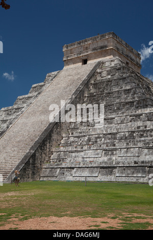 El Castillo (Kukulkan pyramid) at Chichen Itza, Mexico Stock Photo