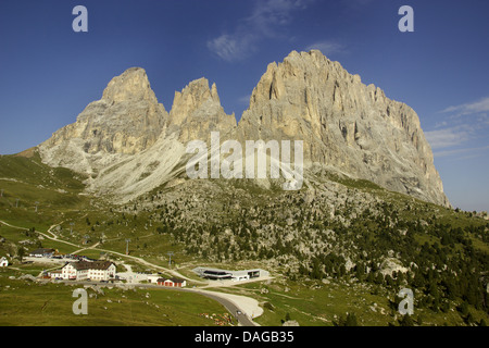 view from Sella Pass to cable car station at Langkofel group, Grohmannspitze, Fuenffingerspitze and Langkofel, Italy, Dolomites Stock Photo