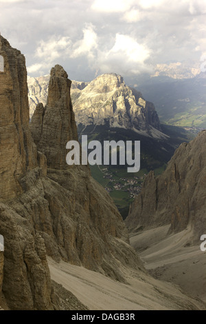 view from Zwischenkofel to Dent de Mesdi and Val de Mesdi, Sass Songher in background, Italy, Dolomites Stock Photo