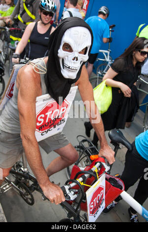 Naked cyclists rode through London to protest against oil dependency