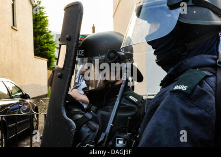 Belfast, Northern Ireland, 12th July 2013 - A team from an ARV (Armed Response Vehicle) dressed in riot gear with ballistic helmets, hold a  Heckler and Koch G36C assault rifle and a ballistic shield Credit:  Stephen Barnes/Alamy Live News Stock Photo