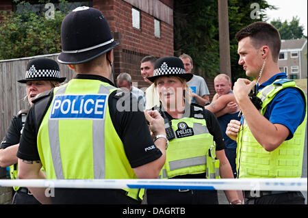 Tipton, West Midlands, UK. 12th July 2013. Mosque nail bomb Credit:  i4images/Alamy Live News police and pcsos talk to each other behind the cordon Stock Photo