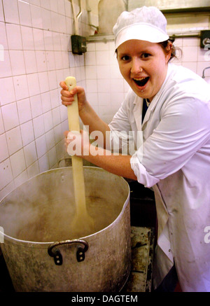 https://l450v.alamy.com/450v/dagtem/woman-stirring-giant-cooking-pot-making-a-pie-at-a-factory-in-newhaven-dagtem.jpg