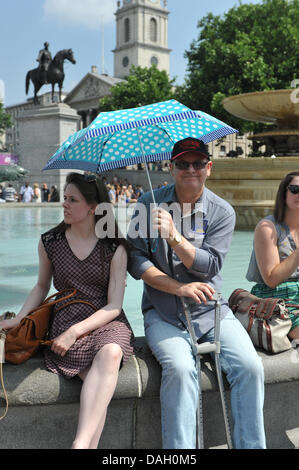 Trafalgar Square, London, UK, 13th July 2013. Keeping cool in the heat at the 'Get Reading' event in Trafalgar Square. Credit:  Matthew Chattle/Alamy Live News Stock Photo