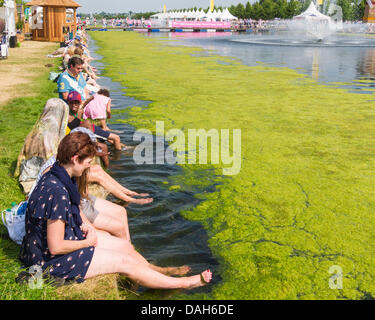 Hampton Court, UK. 13th July 2013. Sweltering visitors to the RHS Hampton Court Palace Flower Show cool their heels in the Long Water on a blistering hot London day.  Saturday 13 July 2013. Credit:  Douglas Lander/Alamy Live News Stock Photo