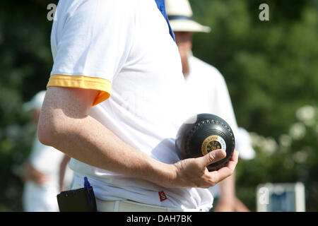 Wimbledon, London, UK. 13th July 2013. On a hot day with temperatures at 30 degrees celsius players from the Wimbledon Bowling Club take part in a bowling match in Wimbledon Park Credit:  amer ghazzal/Alamy Live News Stock Photo