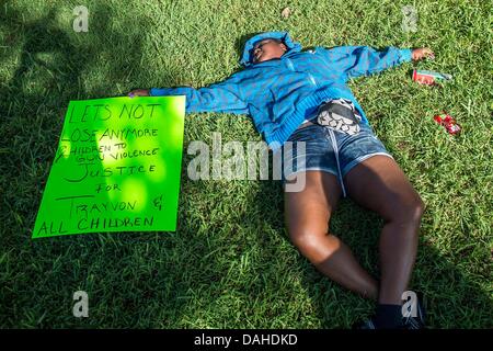 July 13, 2013 - Sanford, FL, USA: Tatiandra Williams lays down to demonstrate outside the Seminole County Courthouse during day 2 of jury deliberation in the trial of George Zimmerman, Zimmerman was charged in 2012 for the shooting death of Trayvon Martin in Sanford, FL Stock Photo