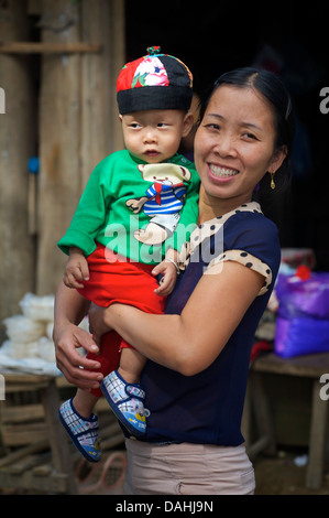 Vietnamese mother carrying young boy. Coc Toc village, Bac Kan district, Bac Kan Province. Northeast Vietnam Stock Photo