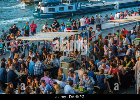 Paris, France, Overview Women in big crowds aerial French People Sharing Drinks in Seine River Restaurants, Bars on Rive Droite, Bastille Day, women and street movement Stock Photo