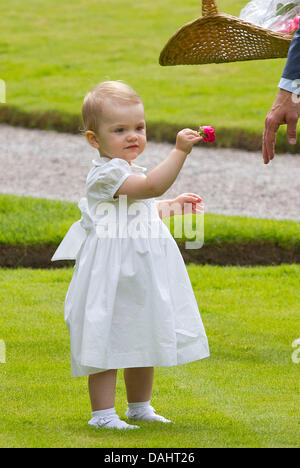 Island Oland, Sweden. 14th July, 2013. Princess Estelle of Sweden celebrates the 36th birthday of her mother crown princess Victoria at Solliden Castle on Oeland, Sweden Sunday 14 July 2013, Photo: Albert Nieboer/ / /dpa/Alamy Live News Stock Photo