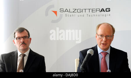 Salzgitter AG CEO Heinz Joerg Fuhrmann (R) and CFO Burkhard Becker (L) deliver the steel producer's balance press conference in Salzgitter, Germany, 25 March 2011. Germany's second biggest steel producer reports a plus of 30 million euro for 2010. Photo: HOLGER HOLLEMANN Stock Photo