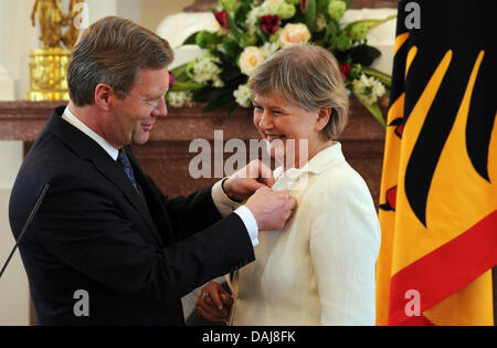 The picture shows German President Christian Wulff (L) awarding the former federal commissioner of stasi documents Marianne Birthler (R) with the Federal Order of Merit in Berlin, Germany on 25 March 2011. PHOTO: SOEREN STACHE Stock Photo