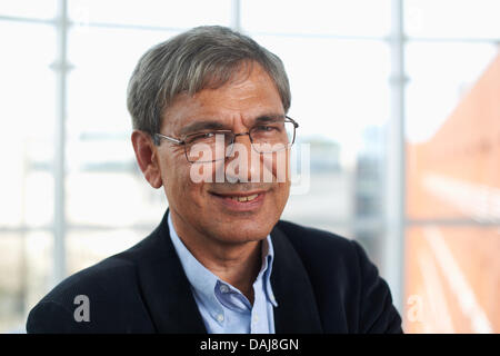 The picture shows the Turkish writer Orhan Pamuk posing at a photo session at his hotel in Dortmund, Germany on 25 March 2011. The Nobel Prize winner will be giving his speech 'What happens to us, when we read novels?' as part of the lecture series 'Challenge Future' tonight in Bochum, Germany. Photo: Bernd Thissen Stock Photo