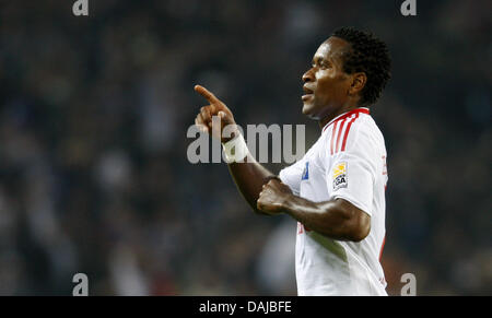 (dpa file) - A file picture dated 12 September 2009 shows Hamburg's Ze Roberto cheering after he scores the 3-1 goal at the Bundesliga match Hamburger SV vs VfB Stuttgart at the HSH Nordbank Arena in Hamburg, Germany. After the upcomming match in Hoffenheim on 02 April 2011, Ze Roberto looks back on 331 contributions to Bundesliga matches and therewith will be the new record holder Stock Photo