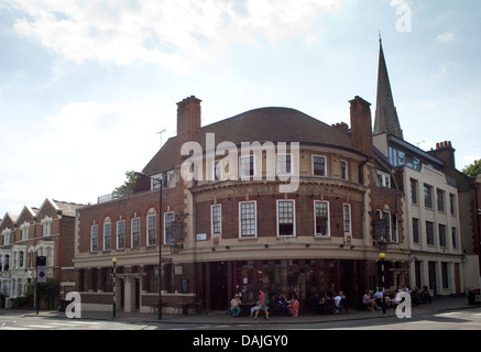 The Rose & Crown pub in Stoke Newington, on the crossing of Church Street and Albion  road, Stock Photo