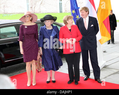 Princess Maxima of The Netherlands, Queen Beatrix and Crown Prince Willem-Alexander (R) are welcomed by German Chancellor Angela Merkel (2-R) at the Chancellery in Berlin, Germany, 12 April 2011. The royal family is on a four-day-visit to Germany. Photo: Albert Nieboer / NETHERLANDS OUT Stock Photo