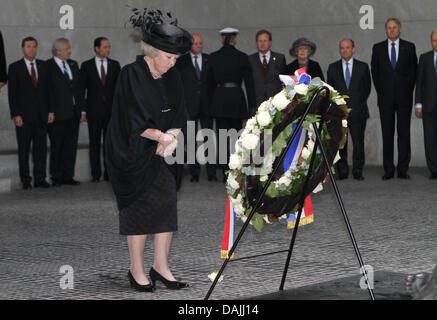 Queen Beatrix of the Netherlands attends a wreath-laying ceremony at the Neue Wache in Berlin, Germany, 12 April 2011. The royal family is on a four-day-visit to Germany. Photo: Albert Nieboer / NETHERLANDS OUT Stock Photo