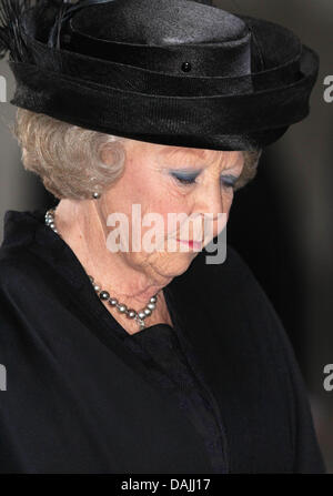 Queen Beatrix of the Netherlands attends a wreath-laying ceremony at the Neue Wache in Berlin, Germany, 12 April 2011. The royal family is on a four-day-visit to Germany. Photo: Albert Nieboer / NETHERLANDS OUT Stock Photo