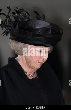 Queen Beatrix of the Netherlands attends a wreath-laying ceremony at the Neue Wache in Berlin, Germany, 12 April 2011. The royal family is on a four-day-visit to Germany. Photo: Albert Nieboer / NETHERLANDS OUT Stock Photo