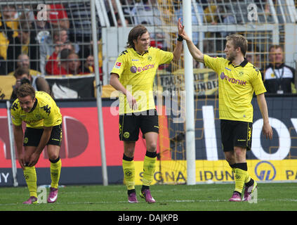 Dortmund's goalscorer Kevin Großkreutz (m) cheers together with team mates Mario Goetze (l) and Jakub Blaszczykowski (r) after his 3-0 goal in a German Bundesliga match of Borussia Dortmund versus SC Freiburg at Signal-Iduna-Park Stadium in Dortmund, Germany, 17 April 2011. Dortmund won by 3-0. Photo: Friso Gentsch Stock Photo