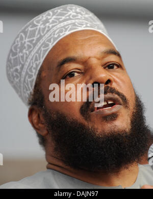 Abu Ameena Bilal Philips holds a speach in the city centre of Frankfurt Main, Germany, 20 April 2011. The radical muslim preacher is forced to leave Germany for ever on 23 April 2011. The foreigners' registration office in Frankfurt handed over an an official order to leave the country on 20 April 2011. Photo: Arne Dedert Stock Photo