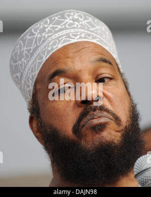 Abu Ameena Bilal Philips holds a speach in the city centre of Frankfurt Main, Germany, 20 April 2011. The radical muslim preacher is forced to leave Germany for ever on 23 April 2011. The foreigners' registration office in Frankfurt handed over an an official order to leave the country on 20 April 2011. Photo: Arne Dedert Stock Photo