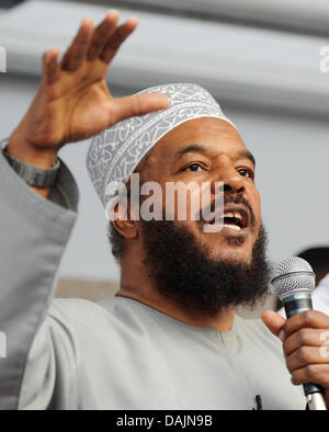 Abu Ameena Bilal Philips holds a speach in the city centre of Frankfurt Main, Germany, 20 April 2011. The radical muslim preacher is forced to leave Germany for ever on 23 April 2011. The foreigners' registration office in Frankfurt handed over an an official order to leave the country on 20 April 2011. Photo: Arne Dedert Stock Photo