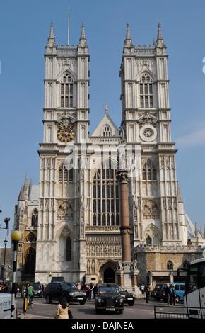 Traffic rolls by Westminster Abbey in London, England, 21 April 2011. Prince William and Kate Middleton will marry on 29 April. Photo: Cordula Donhauser Stock Photo