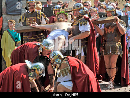 A crucifixion is acted out by about 100 actors in Bensheim, Hesse, 22 April 2011. Thousands of spectators watched the live illustration of the christian crucifixion on Easter's Good Friday, which was reenacted at different locations of the medieval town. Photo: BORIS ROESSLER Stock Photo