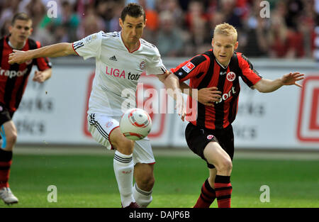 Eintracht Frankfurt's Sebastian Rode (R) and Bayern Munich's Miroslac Klose vie for the ball during the Bundesliga match between Eintracht Frankfurt and Bayern Munich at Commerzbank-Arena in Frankfurt am Main, Germany, 23 April 2011. Photo: Boris Roessler (ATTENTION: EMBARGO CONDITIONS! The DFL permits the further utilisation of the pictures in IPTV, mobile services and other new t Stock Photo