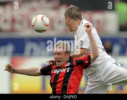 Eintracht Frankfurt's Patrick Ochs (L) and Bayern Munich's Bastian Schweinsteiger vie for the ball during the Bundesliga match between Eintracht Frankfurt and Bayern Munich at Commerzbank-Arena in Frankfurt am Main, Germany, 23 April 2011. Photo: Boris Roessler (ATTENTION: EMBARGO CONDITIONS! The DFL permits the further utilisation of the pictures in IPTV, mobile services and other Stock Photo