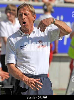 Eintracht Frankfurt's coach Christoph Daum gestures during the Bundesliga match between Eintracht Frankfurt and Bayern Munich at Commerzbank-Arena in Frankfurt am Main, Germany, 23 April 2011. Photo: Boris Roessler (ATTENTION: EMBARGO CONDITIONS! The DFL permits the further utilisation of the pictures in IPTV, mobile services and other new technologies only no earlier than two hour Stock Photo