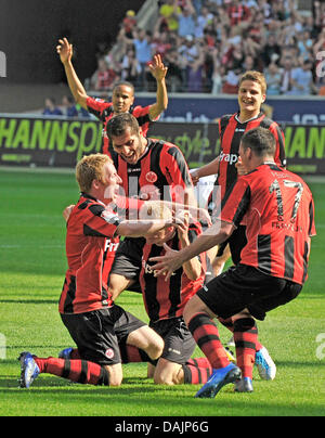 Eintracht Frankfurt's players celebrate Sebastian Rode's 1:0 goal against Munich during the Bundesliga match between Eintracht Frankfurt and Bayern Munich at Commerzbank-Arena in Frankfurt am Main, Germany, 23 April 2011. Photo: Boris Roessler (ATTENTION: EMBARGO CONDITIONS! The DFL permits the further utilisation of the pictures in IPTV, mobile services and other new technologies  Stock Photo