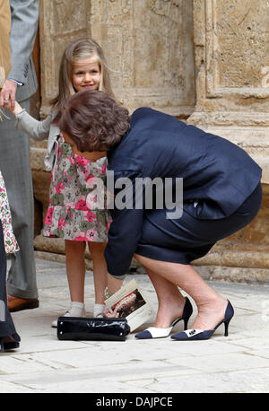 Queen Sofia of Spain's handbag falls down before the Spanish Royal Family attends the Easter Mass to mark Eastern Sunday at Palma de Mallorca's Cathedral, in Palma de Mallorca, Spain, 24 April 2011. Photo: Albert Nieboer NETHERLANDS OUT Stock Photo