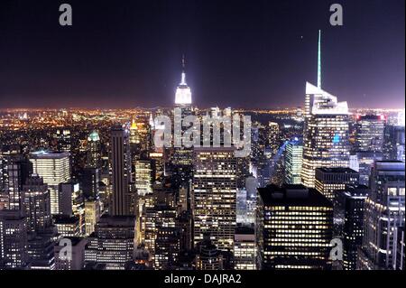 The skyline of New York with the illuminated Empire State Building is visible from the platform of the Rockefeller Center in New York, USA, 26 April 2011. Photo: Maurizio Gambarini Stock Photo