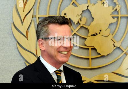 German Defence Minister Thomas de Maiziere (L) is pictured during a meeting with the Secretary-General of the United Nations Ban Ki-Moon in New York, USA, 27 April 2011. Thomas de Maiziere visits the UNO and the Ministry of Defence during his trip. Photo: Maurizio Gambarini Stock Photo