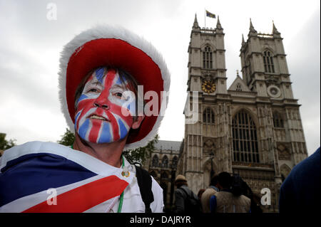 A royalist with a Union Jack painted on his face is strolling in front of Westminster Abbey in London, Great Britain, 28 April 2011. London is preparing for the royal wedding of Britain's Prince William and Kate Middleton at Westminster Abbey on 29 April. Photo: Frank May