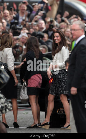 Kate Middleton arrives at The Goring Hotel in London, Great Britain, 28 April 2011. The fiancee of British Prince William will stay there before the Royal Wedding at Westminster Abbey on 29 April. Photo: Kay Nietfeld Stock Photo