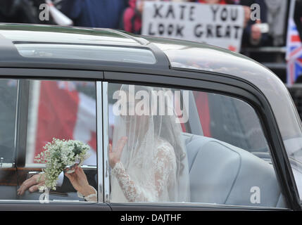 Kate Middleton travels in a 1977 Rolls-Royce Phantom VI to Westminster Abbey for the wedding ceremony of Prince William and Kate Middleton in London, Britain, 29 April 2011. Guests from all over the world have been invited to celebrate the royal wedding. Photo: Peter Kneffel dpa Stock Photo