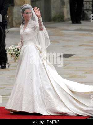 The bride Kate Middleton arrives at Westminster Abbey for her wedding ceremony with Prince William in London, Britain, 29 April 2011. Some 1,900 guests have been invited to the royal marriage ceremony. Photo: Boris Roessler dpa Stock Photo