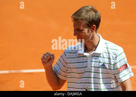 The German tennis pro Florian Mayer celebrates his quarterfinal victory over compatriot Philip Petzschner at the ATP Tennis Tournament in Munich, Germany, 30 April 2011. Mayer won 6:3, 6:4. Photo: Andreas Gebert Stock Photo